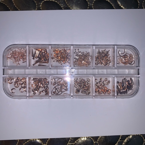 Gold Nail Art Shapes in clear box - Picture 2 of 7